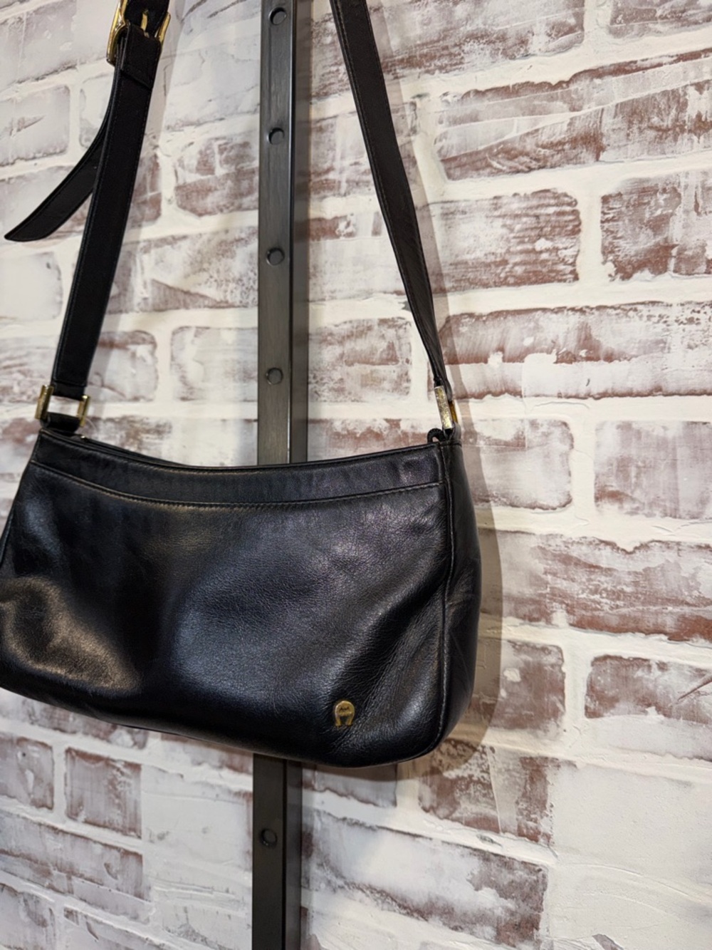 Etienne Classic Black Leather Shoulder Bag - Picture 3 of 11